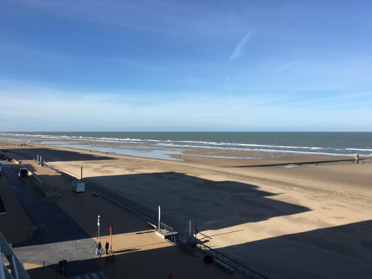 Studio 4 Pers Met Frontaal Zeezicht & Prive Zwembad Oostende Exterior photo